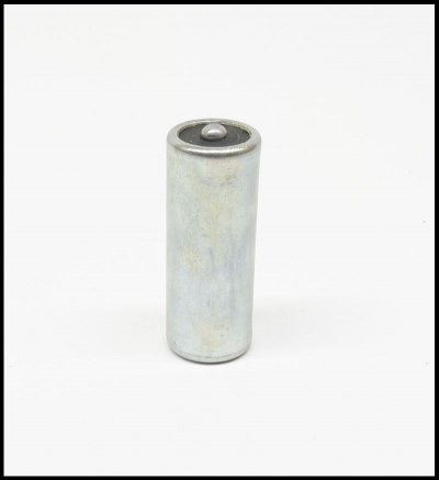 Bateria cilíndrica metálica prateada sobre fundo branco