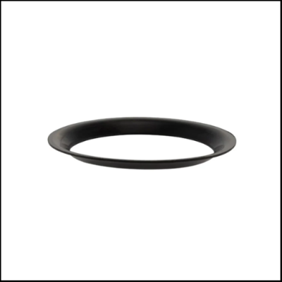 Prato raso preto com borda ligeiramente elevada