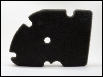 Peça preta irregular com orifício central e recortes sobre fundo branco