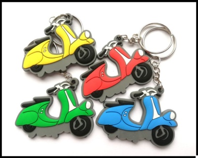 Porta-chaves em forma de scooters coloridas em amarelo, vermelho, verde e azul.