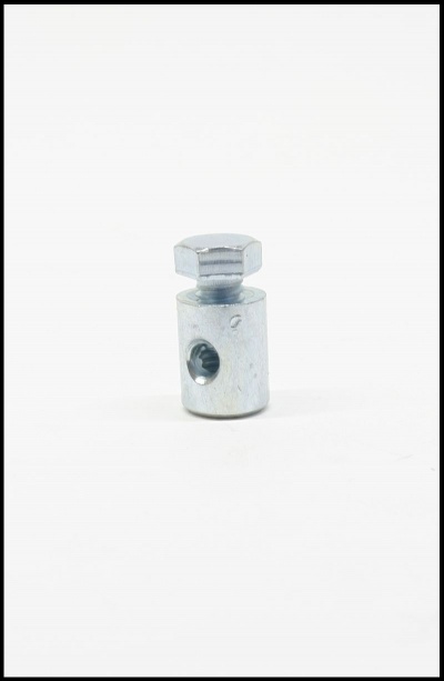 Peça metálica cilíndrica com parafuso hexagonal e orifício lateral, fundo branco