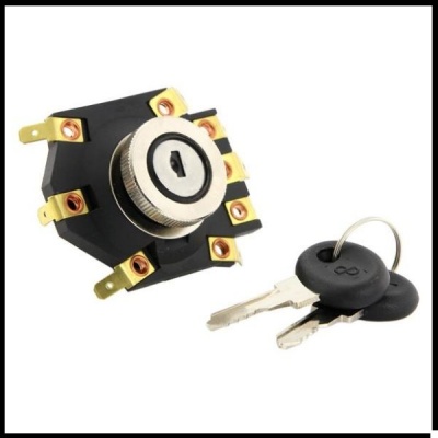Fechadura elétrica preta com terminais dourados e chave metálica com cabeça preta.