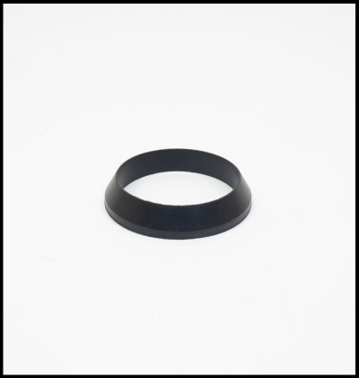 Anel preto de plástico ou borracha sobre fundo branco