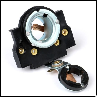 Componente mecânico preto e metálico com peças redondas e parafusos