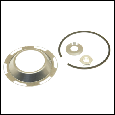 Conjunto de peças metálicas prateadas sobre fundo branco