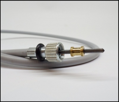 Cabo cinzento com extremidade metálica e rosca exposta