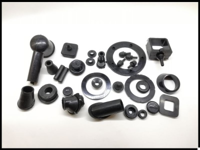 Peças pequenas pretas variadas sobre fundo branco