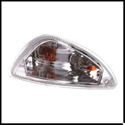Farolim para automóvel transparente com detalhes laranja e fundo cromado