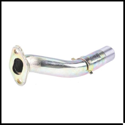 peça tubular metálica prateada com flange e grampo, fundo branco