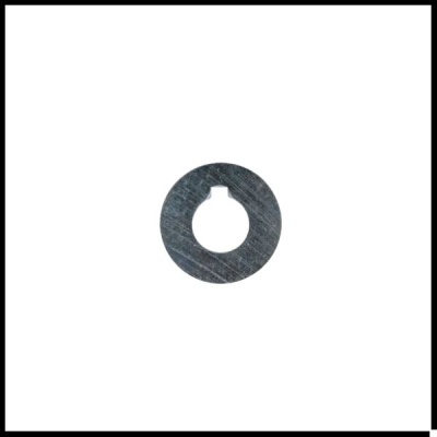 Arruela metálica cinza escuro com furo central e entalhe
