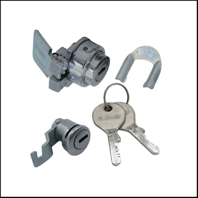 Conjunto de fechaduras metálicas cilíndricas e duas chaves prateadas com texto