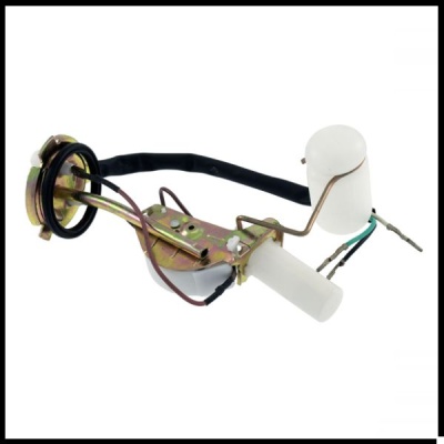 Componente automóvel metálico e em plástico branco com fios eléctricos