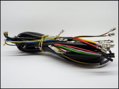 Fio elétrico multicolorido com terminais metálicos