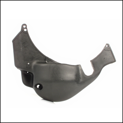 Peça automóvel plástica preta com furos para fixação