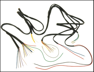 Cabos elétricos com fios coloridos expostos
