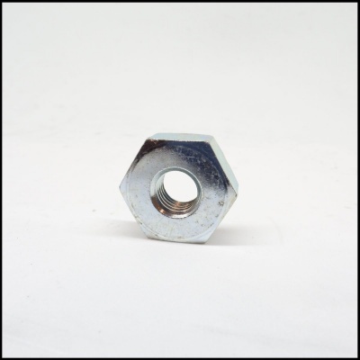 Porca metálica hexagonal prateada com rosca interna