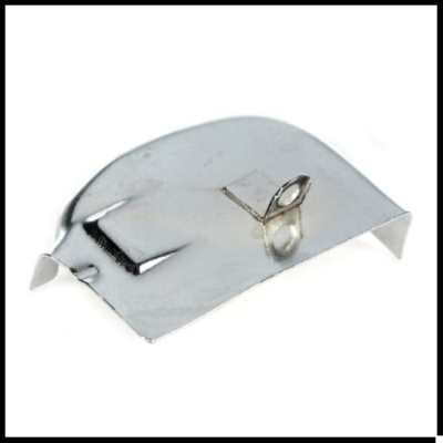 Peça metálica curva prateada com suporte em anel no centro