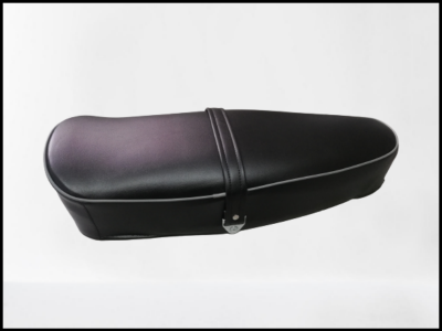 Assento preto de mota com cinta central e fecho metálico