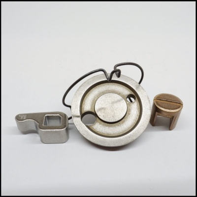 Componentes metálicos pequenos em fundo branco