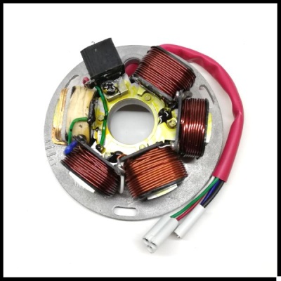 Estator elétrico com bobinas de cobre e fios coloridos ligado a conectores brancos