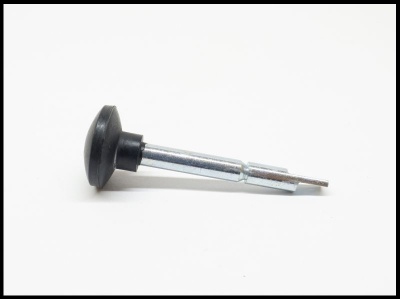 Parafuso metálico com cabeça preta sobre fundo branco