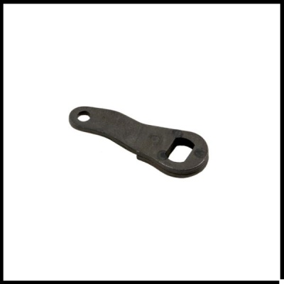 Abridor de garrafas em metal escuro com textura lisa