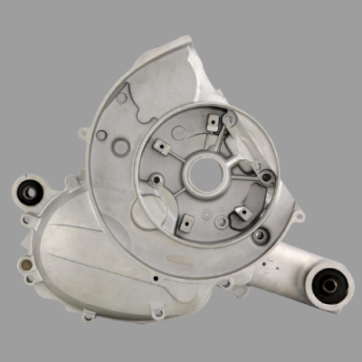 Componente mecânico metálico prateado com forma circular e furos para fixação.