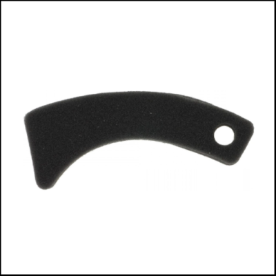 Peça curva preta com orifício numa extremidade, em fundo branco