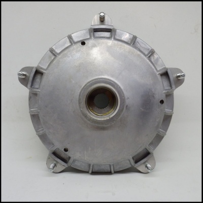 Peça metálica circular prateada com furos de fixação e encaixe central sobre fundo branco