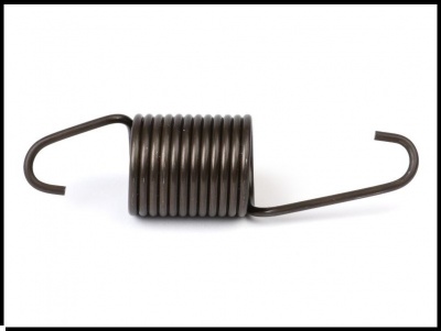 Mola metálica preta com ganchos nas pontas