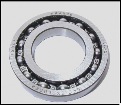 Rolamento esférico metálico prateado com inscrições visíveis