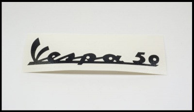 Autocolante preto com texto Vespa 50 em fundo branco