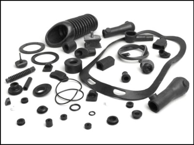 Conjunto de peças pequenas pretas de borracha e plástico sobre superfície branca