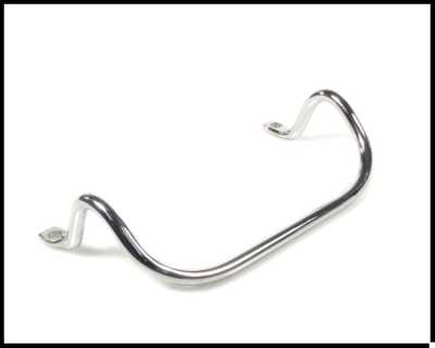 Puxador metálico cromado em forma de U sobre fundo branco