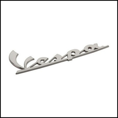 Emblema metálico Vespa prateado em fundo branco