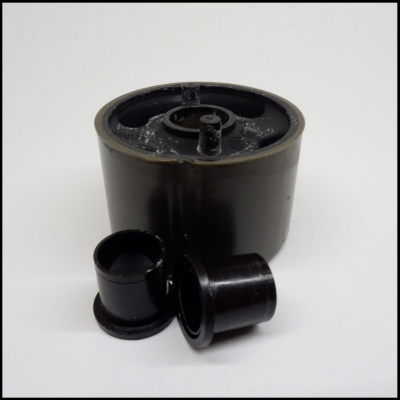 Peças plásticas pretas cilíndricas sobre fundo branco