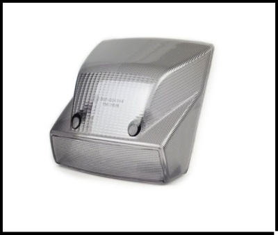 Lente de plástico cinza fumado trapezoidal com parafusos e texto impresso