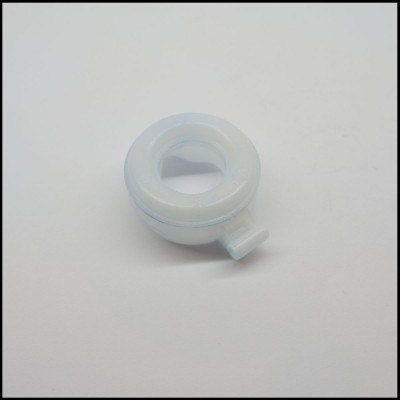 Anel plástico translúcido branco com peça saliente
