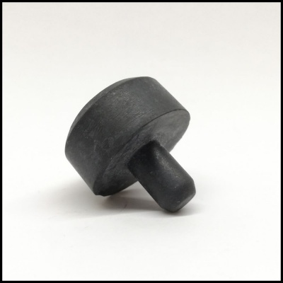 Peça de borracha preta cilíndrica com prolongamento cónico