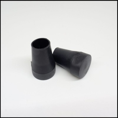 Dois cones de borracha pretos sobre fundo branco