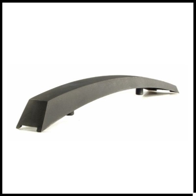 Puxador preto curvo com três pontos de fixação