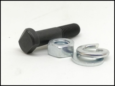 Parafuso sextavado preto, porca hexagonal e anilhas metálicas prateadas