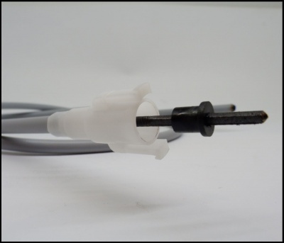 Cabo com ponta de metal e cobertura plástica branca translúcida sobre fundo branco