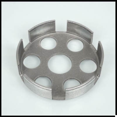 Peça metálica circular com orifícios e saliências verticais