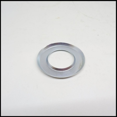 Arruela metálica circular prateada sobre superfície branca