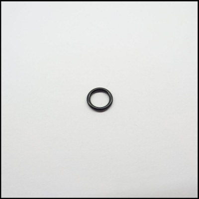 Anel O-ring preto sobre fundo branco