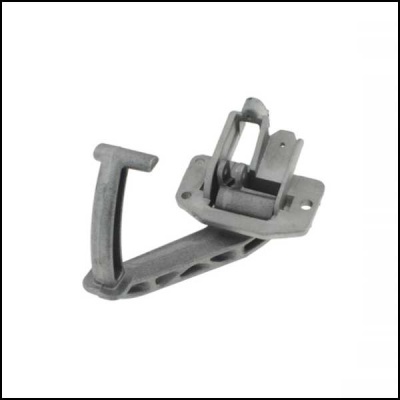 Peça metálica cinza com braço articulado e base com furos para fixação