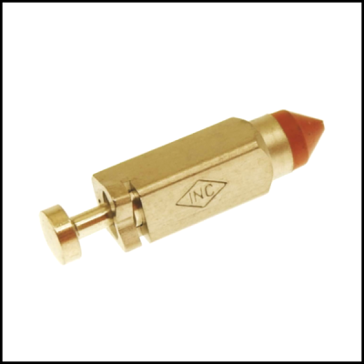 Dispositivo metálico dourado com botão e ponta vermelha