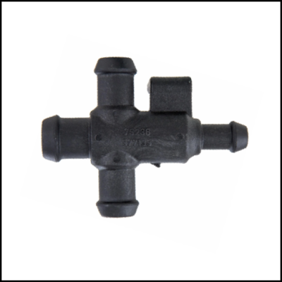 Conector plástico preto com quatro entradas e texto gravado