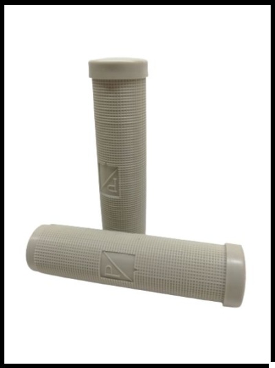 Punhos para bicicleta cinza claro com textura e logo triangular